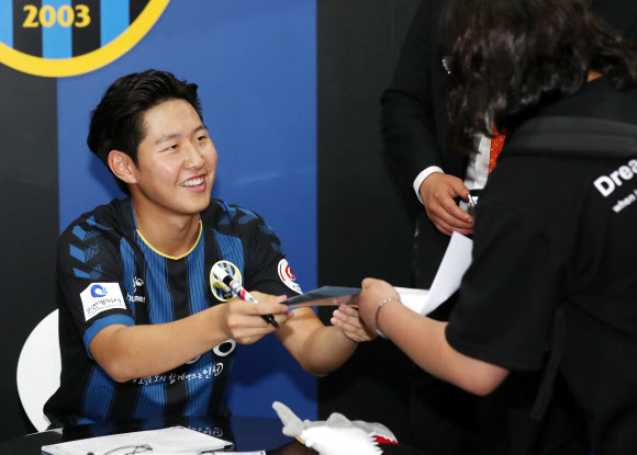 팬과 인사하는 이강인