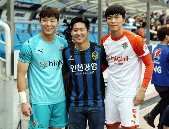 기념 촬영하는 이강인·이재익·이광연