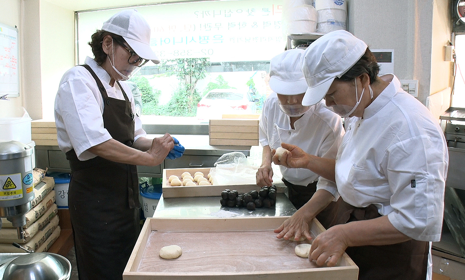 지난달 26일 서울 은평구 녹번동 꽈배기 나라 1호점에서 어르신들이 세 번 숙성한 밀가루 반죽으로 꽈배기와 찹쌀도넛을 만들고 있다.