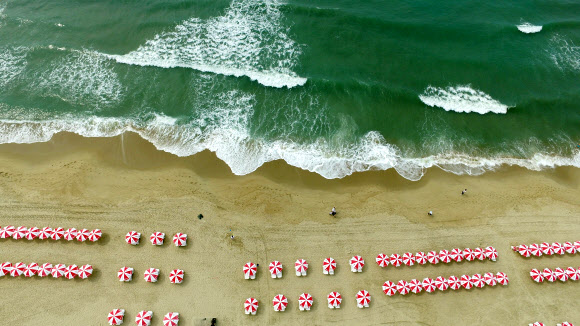 1일 부산 해운대해수욕장 백사장에 하얀 파도가 치고 있다. 이날 부산지역 공설 해수욕장 7곳이 모두 문을 열었다. 광안리·다대포·일광·임랑해수욕장은 이날부터 손님맞이에 들어갔다. 지난달 1일 부분 개장했던 해운대·송도·송정해수욕장은 이날부터 전 구간에서 해수욕을 즐길 수 있다. 2019.7.1  연합뉴스