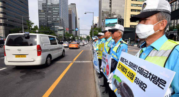 1일 서울 광화문 광장에서 열린 미세먼지 절감캠페인에 참여한 시민들이 피켓을 들고 켐페인을 펼치고 있다. 2019.7.1 박지환기자 popocar@seoul.co.kr