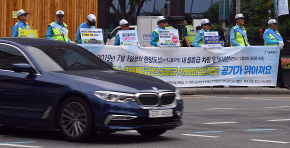 1일 서울 광화문 광장에서 열린 미세먼지 절감캠페인에 참여한 시민들이 피켓을 들고 켐페인을 펼치고 있다. 2019.7.1 박지환기자 popocar@seoul.co.kr