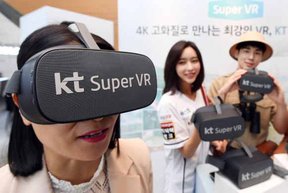 1일 서울 종로구 광화문 KT스퀘어에서 모델들이 국내 최초 4K 무선 VR 서비스 ‘KT 슈퍼VR(Super VR)’ 출시를 알리고 있다. 2019. 7. 1. 박윤슬 기자 seul@seoul.co.kr