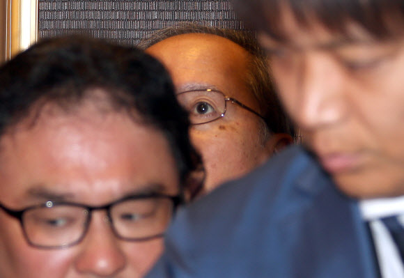 나가미네 야스마사 주한 일본대사가 일본 정부가 발표한 반도체 소재 등 3가지 품목에 대한 수출규제 강화와 관련해 초치돼 서울 종로구 도렴동 외교부 청사로 들어가고 있다. 야스마사 대사는 취재진을 피해 지하 4층 주차장을 이용, 엘리베이터를 타고 외교부로 들어갔다. 2019.7.1  연합뉴스