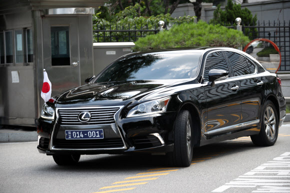 나가미네 야스마사(長嶺安政) 주한 일본대사가 탄 승용차가 1일 오후 서울 도렴동 외교부 청사를 나오고 있다. 이날 조세영 외교부 1차관은 일본이 한국 대법원의 강제징용 피해자 배상판결에 대한 불만으로 경제보복에 나선 것과 관련, 나가미네 야스마사 주한 일본대사를 초치해 항의했다.  2019.7.1  연합뉴스