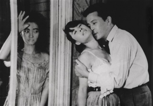 김 감독의 ‘하녀’(1960)는 2층 양옥의 계단 구도를 이용해 중상층 가정의 욕망과 불안 심리를 절묘하게 표현했다는 평을 받았다. 한국영상자료원 제공