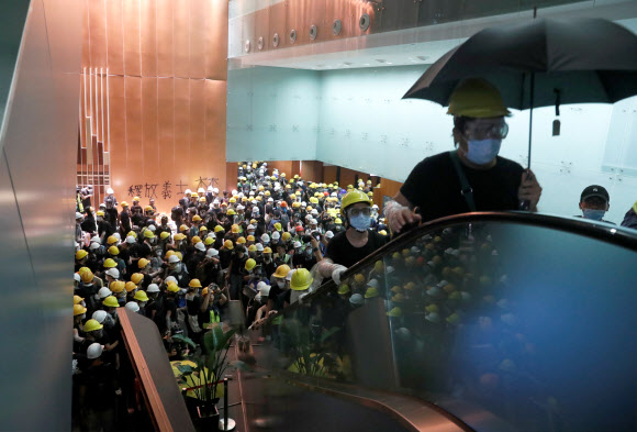 헬멧과 마스크를 착용한 시위대 수백명은 1일 오후부터 입법회 건물 진입을 시도한 끝에 의사당을 점거했다. 홍콩 로이터 연합뉴스