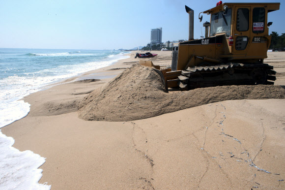 피서객 맞을 준비로 바쁜 동해안