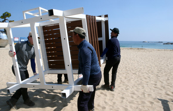 해수욕장 개장 준비로 바쁜 동해안