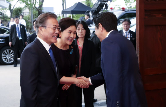 기념촬영 하는 문 대통령과 아베 총리