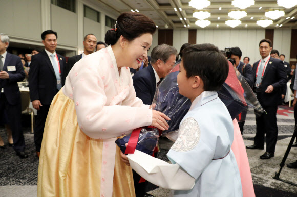 화동과 인사하는 김정숙 여사