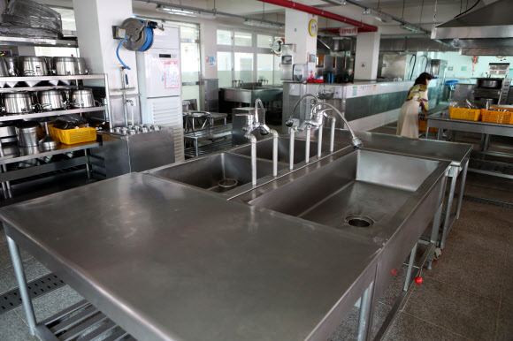 불 꺼진 초등학교 급식실