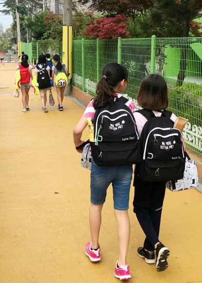 도시락 챙겨 등교하는 학생들