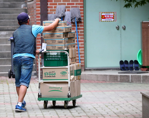 급식실로 배달되는 빵