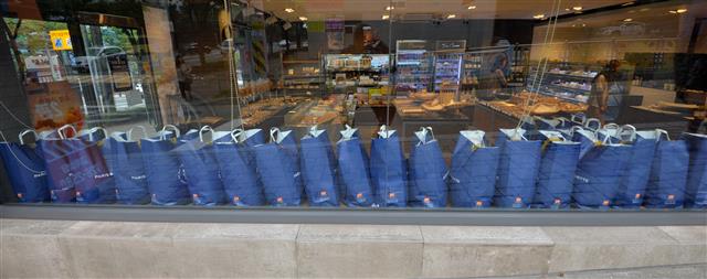 대체 급식 준비하는 빵집