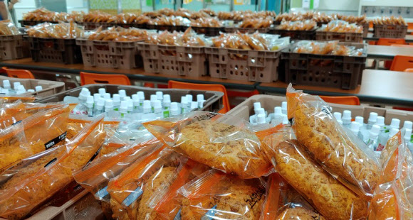 급식실 가득 쌓인 빵