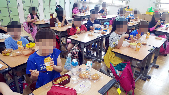 빵·우유로 점심 대신하는 아이들