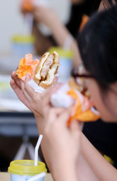 급식조리원 파업…점심은 햄버거