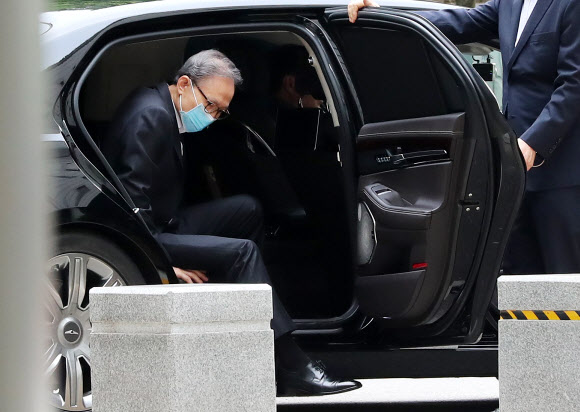 폐렴 치료 마치고 항소심 재판 출석하는 이명박