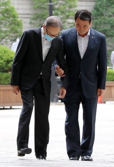 폐렴 치료받은 이명박… 법정으로