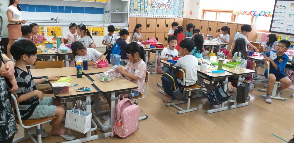 울산 북구 매곡초등학교 학생들이 3일 학교 비정규직 파업으로 급식이 중단되자 준비해 온 점심 도시락을 먹고 있다. 울산 박정훈 기자 jhp@seoul.co.kr 