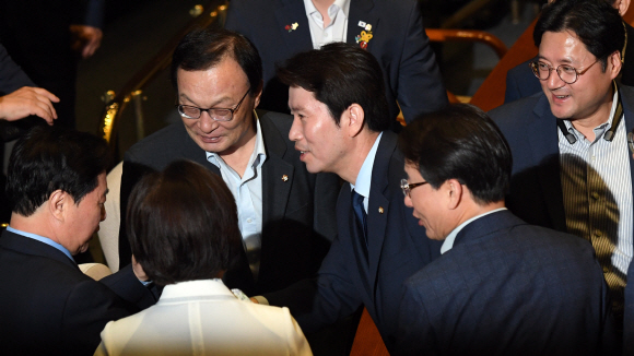 더불어민주당 이인영 원내대표가 3일 오전 열린 국회 본회의에서 교섭단체 대표 연설을 마치고 동료의원들과 인사를 나누고 있다. 2019.7.3 정연호 기자 tpgod@seoul.co.kr