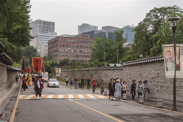 영화 ‘서울의 휴일’에 등장하는 덕수궁 돌담길. 투어단이 지나가던 길에 덕수궁 수문장 교대식 의장행렬과 만나 나란히 걸었다.