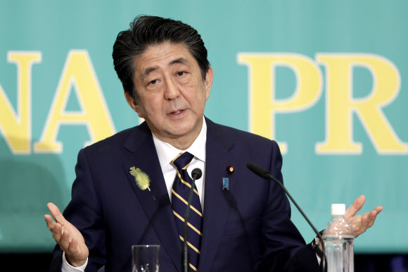 아베 신조 일본 총리가 지난 3일 일본 도쿄의 일본기자클럽에서 열린 당수토론회에 참석해 토론을 하고 있다.  EPA 연합뉴스