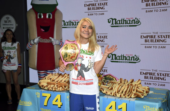 네이선의 ‘7월 국제 핫도그 먹기 대회’의 각 부문에서 압도적인 챔피언인 미키 스도가 3일(현지시간) 미국 뉴욕 코니 아일랜드에서 열린 올해 대회에 앞서 포즈를 취하고 있다. 이 연례 행사는 1916년에 처음 시작됐고 우승자는 2만 달러를 받게 된다. AP 연합뉴스