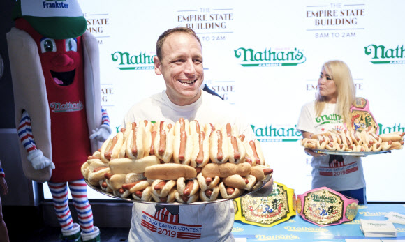 네이선의 ‘7월 국제 핫도그 먹기 대회’의 각 부문에서 압도적인 챔피언인 미키 스도(오른쪽)와 조이 체스트넛(왼쪽)은 3일(현지시간) 미국 뉴욕 코니 아일랜드에서 열린 올해 대회에 앞서, 그들이 지난해 먹은 핫도그가 담긴 접시를 들고 포즈를 취하고 있다. 이 연례 행사는 1916년에 처음 시작됐고 우승자는 2만 달러를 받게 된다. EPA 연합뉴스