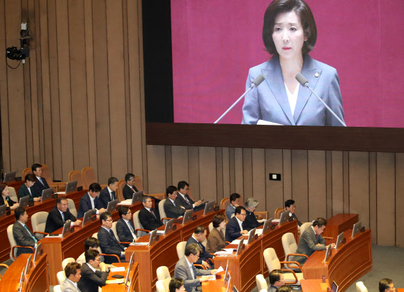 나경원 원내대표 연설 듣는 국무위원들