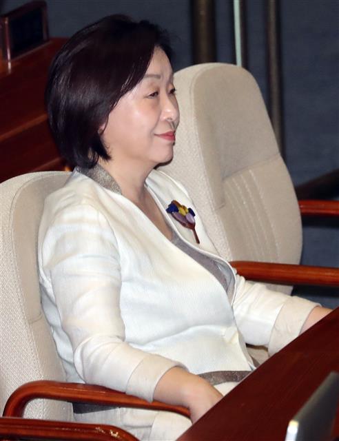 나경원 원대표 연설 지켜보는 심상정 위원장