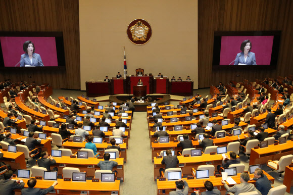 나경원 원내대표 연설 듣는 의원들