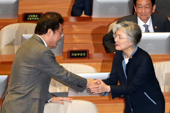 이낙연 국무총리, 강경화 외교부 장관과 인사