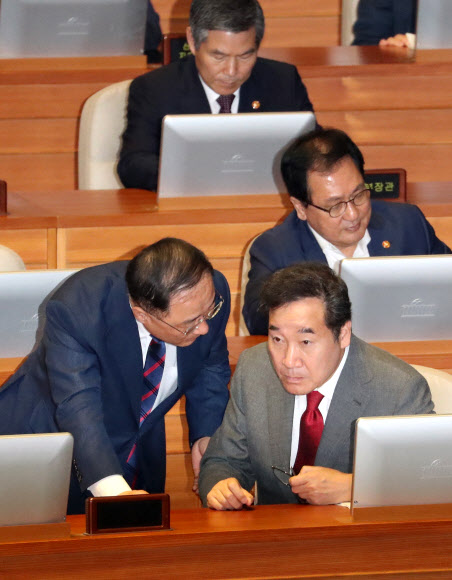 이낙연 국무총리, 홍남기 경제부총리와 대화