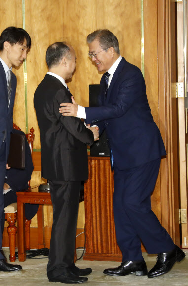 문 대통령, 손정의 회장과 인사