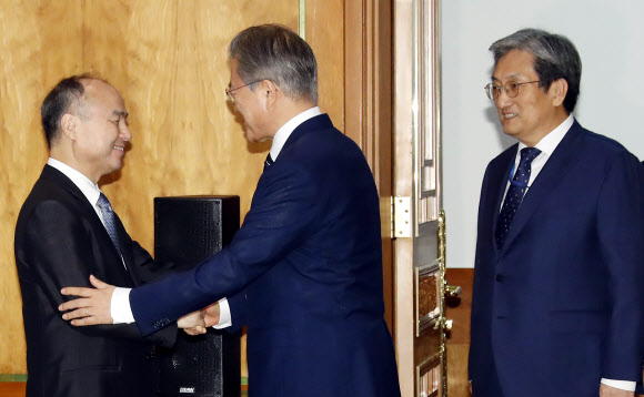 문 대통령, 일본 소프트 뱅크 회장과 악수
