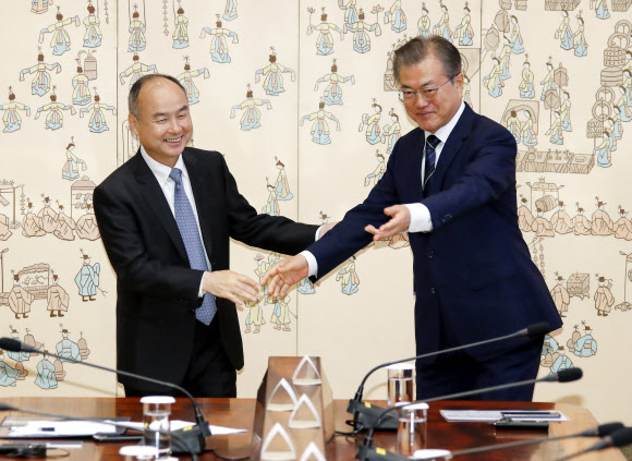 손정의 회장 자리 안내하는 문 대통령