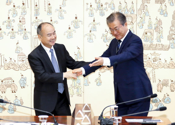 손정의 회장 자리 안내하는 문 대통령