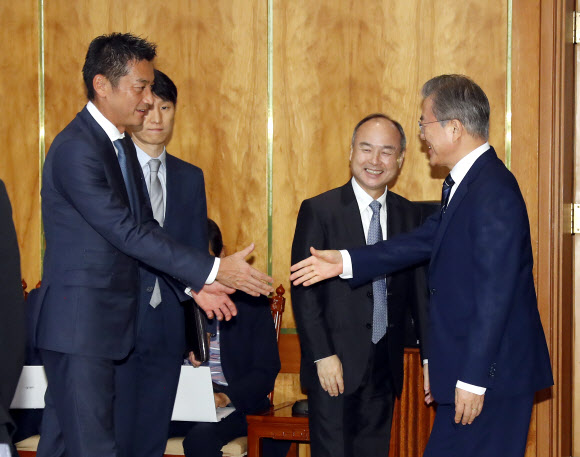 일본 소프트뱅크 카츠노리 사고 부사장과 악수하는 문 대통령