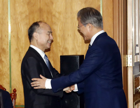 손정의 회장과 반갑게 인사 나누는 문 대통령