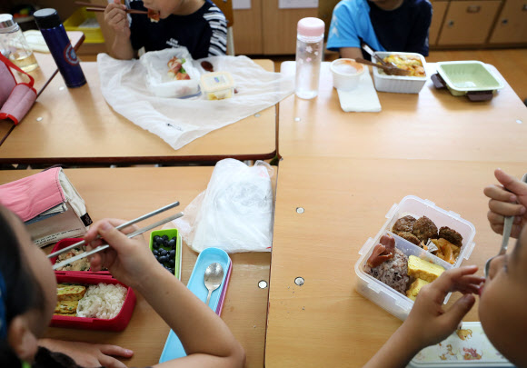 학교비정규직 파업 이틀째, 도시락 먹는 학생들