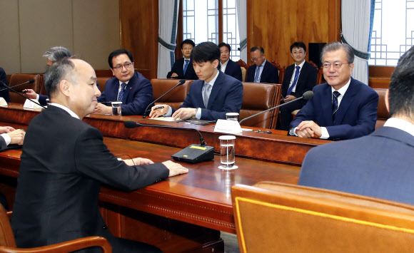 문 대통령과 손정의 일본 소프트뱅크 회장