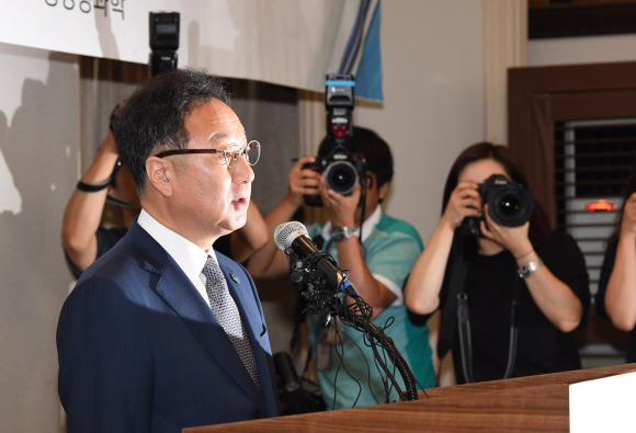 이우석 코오롱생명과학 대표가 4일 오전 서울 중구 프레스 센터에서 열린 골관절염 유전자 치료제 ‘인보사케이주’(인보사)의 품목허가 취소 관련 기자회견에서 발언하고 있다. 2019.7.4. 도준석 기자 pado@seoul.co.kr