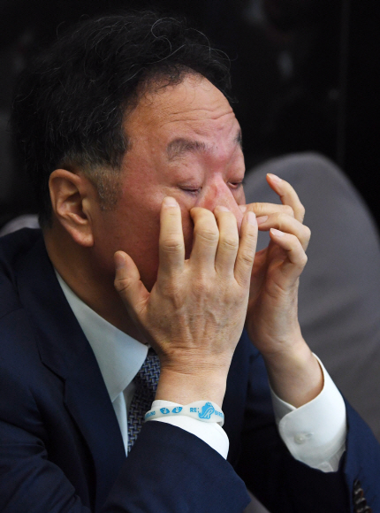 이우석 코오롱생명과학 대표가 4일 오전 서울 중구 프레스 센터에서 열린 골관절염 유전자 치료제 ‘인보사케이주’(인보사)의 품목허가 취소 관련 기자회견에서 얼굴을 긁고 있다. 2019.7.4. 도준석 기자 pado@seoul.co.kr