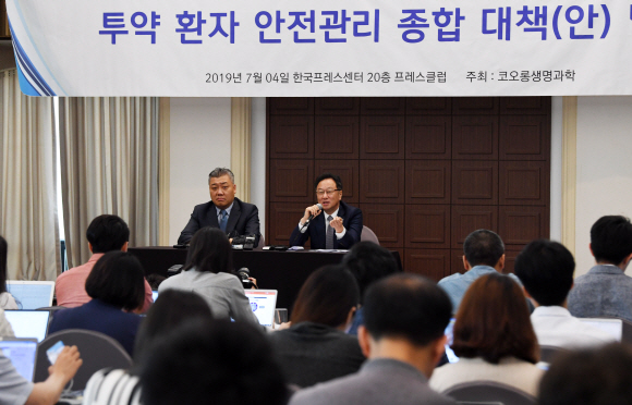 이우석 코오롱생명과학 대표가 4일 오전 서울 중구 프레스 센터에서 열린 골관절염 유전자 치료제 ‘인보사케이주’(인보사)의 품목허가 취소 관련 기자회견에서 발언하고 있다. 2019.7.4. 도준석 기자 pado@seoul.co.kr