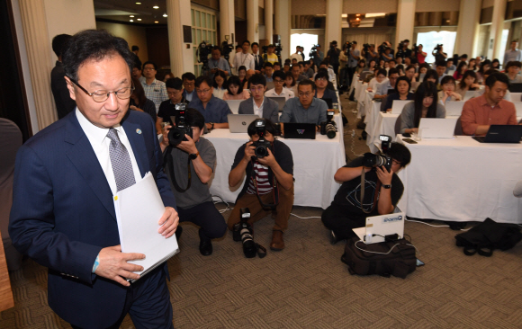 이우석 코오롱생명과학 대표가 4일 오전 서울 중구 프레스 센터에서 열린 골관절염 유전자 치료제 ‘인보사케이주’(인보사)의 품목허가 취소 관련 기자회견에서 단상으로 향하고 있다. 2019.7.4. 도준석 기자 pado@seoul.co.kr