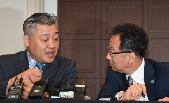 이우석 코오롱생명과학 대표(오른쪽)와 유수현 바이오사업담당 상무가 4일 오전 서울 중구 프레스 센터에서 열린 골관절염 유전자 치료제 ‘인보사케이주’(인보사)의 품목허가 취소 관련 기자회견에서 대화 하고 있다. 2019.7.4. 도준석 기자 pado@seoul.co.kr