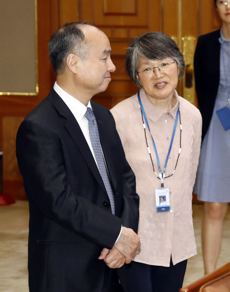 얘기 나누는 손정의 회장과 이공주 과학기술보좌관