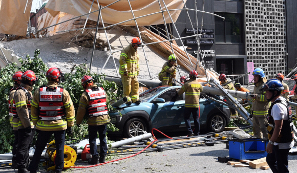 4일 서울 잠원동에서 철거중인 건물이 붕괴되는 사고가 발생한 가운데 소방관들이 현장을 수습하고 있다. 2019. 7. 4 정연호 기자 tpgod@seoul.co.kr